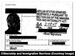 سندی در سوابق مهاجرت رضا نشان می‌دهد که او در سال ۲۰۰۴ پناهندگی ایالات متحده را دریافت کرده است.