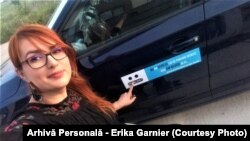 Erika Garnier conduce o mașină adaptată pentru persoanele cu dizabilități locomotorii.