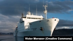 Российское научно-исследовательское судно  "Академик Иоффе"
