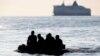 Migranți care se declară ca provenind din Darfur, Sudan, traversând Canalul Mânecii pe o barcă gonflabilă în apropiere de Dover, Anglia, 4 august, 2021. 