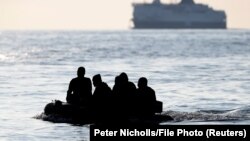 Архивска фотографија: Мигранти со гумен чамец пловат од Франција кон Велика Британија 