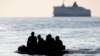Felfújható gumicsónakkal érkező bevándorlók az angliai Dovernél 2021. augusztus 4-én