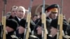 Președintele rus Vladimir Putin (s) și ministrul Apărării Serghei Șoigu (d)