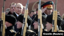 Vladimir Putin a păstrat aproape 100.000 de soldați ruși la granița cu Ucraina. Mutarea îi îngrijorează pe liderii din Vest, care se tem de o posibilă invadare a Ucrainei. 