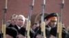 A vezetők hivatalosan minden tiszteletet megadnak a katonáknak. Vlagyimir Putyin orosz elnök (balra) és sokak szerint egyik potenciális utódja, Szergej Sojgu védelmi miniszter (jobbra) fogadja a díszőrséget a Haza védője-nap ünnepségén az Ismeretlen katona sírjánál, Moszkvában