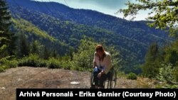 Erika Garnier coordonează, în cadrul Fundației Motivation, programul de viață independentă și serviciile pentru persoanele cu dizabilități locomotorii, care folosesc scaune rulante.