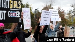 Протест родителей против того, как школьный совет отреагировал на изнасилование в школе Ашберна, Вирджиния, 26 октября 2021
