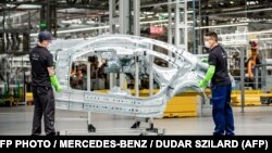 Munkások a Mercedes-Benz-gyárban Kecskeméten, 2020. április 24-én (Képünk illusztráció)