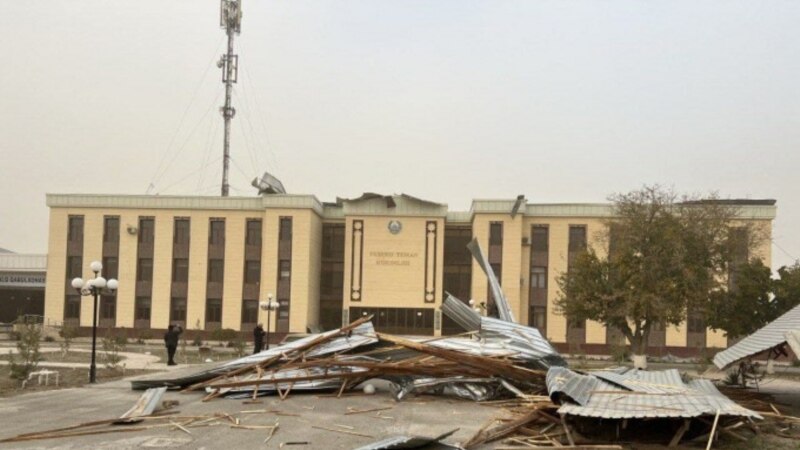 Өзбекстанда бороон акимчиликтин имаратынын чатырын учуруп кетти