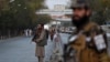 Luftëtarët talibanë bëjnë role pranë një spitali ushtarak në Kabul më 2 nëntor. Fotografi ilustruese.
