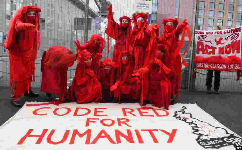 A vörösbe burkolódzó aktivisták az&nbsp;Extinction Rebellion környezetvédő szervezet tagjai. A nemzetközi csoport látványos utcai megmozdulásokkal áll ki olyan globális ügyek mellett, mint a klímaváltozás