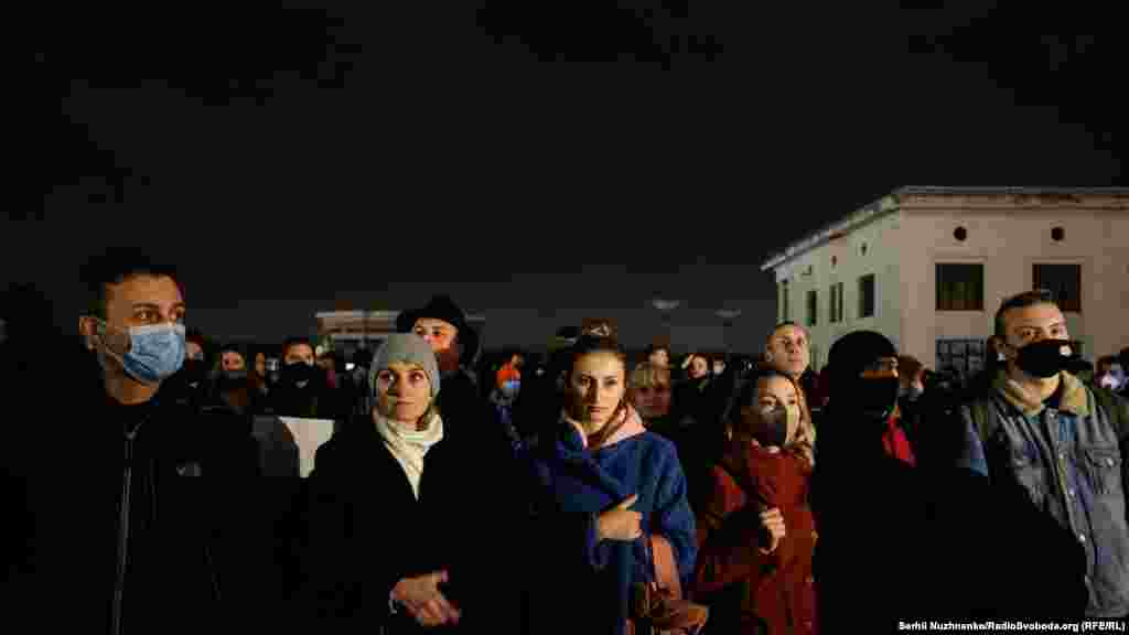 Понад 100 людей прийшли до мурала на її честь на площі біля Річкового вокзалу