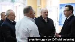 Hivatalos kép Lukasenka kórházlátogatásáról 2021. november 6-án