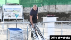 İlham Əliyev Şuşada xəstəxananın bünövrəsini qoyarkən