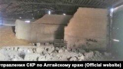 Обрушившаяся стена склада в Алтайском крае