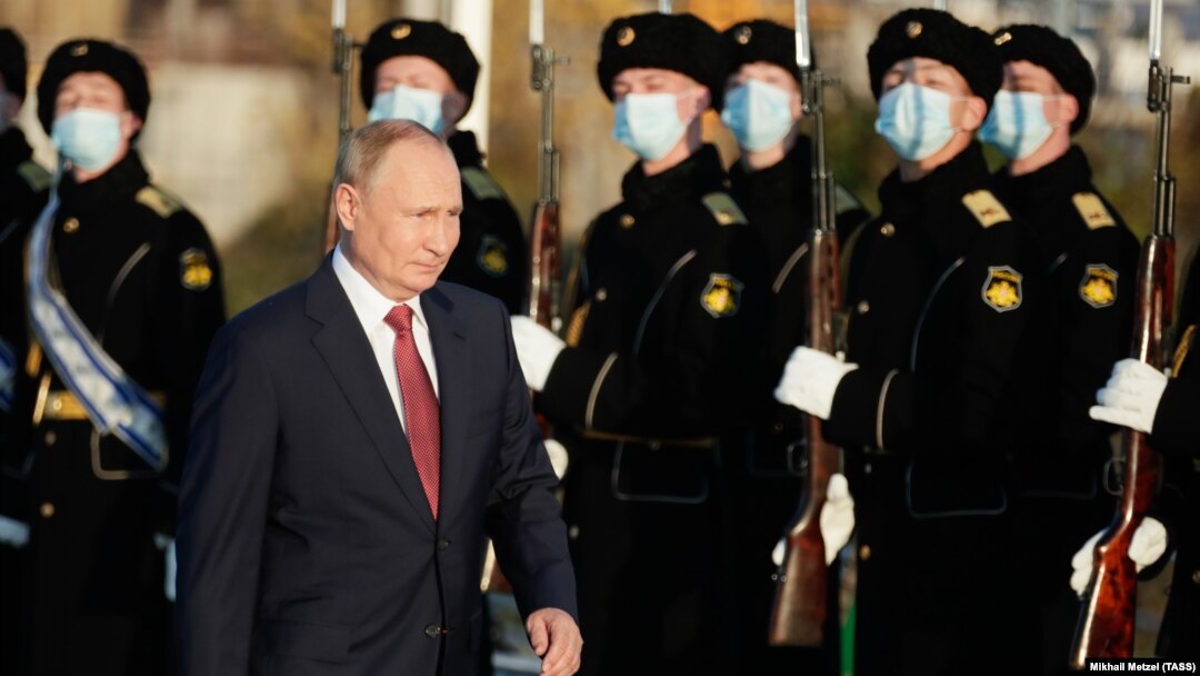 „Наспроти Кина, руските дезинформации ретко се обидуваат да направат Русија да изгледа добро пред странската публика“, вели Едвард Лукас од Центарот за анализа на европската политика. 