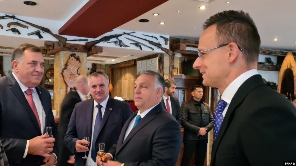 Na piću dobrodošlice: (slijeva nadesno) Milorad Dodik, Radovan Višković, Viktor Orban i Peter Sijarto, Lakšati (6. novembar 2021.)