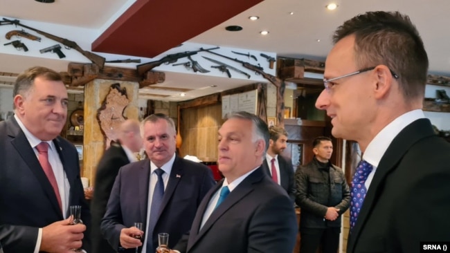 (S lijeva na desno) Dodik (tadašnji član Predsjedništva BiH), Radovan Višković (predsjednik Vlade Republike Srpske), mađarski premijer Viktor Orban i šef diplomatije Mađarske Peter Sijarto, u Laktašima blizu Banjaluke, 6. novembar 2021.