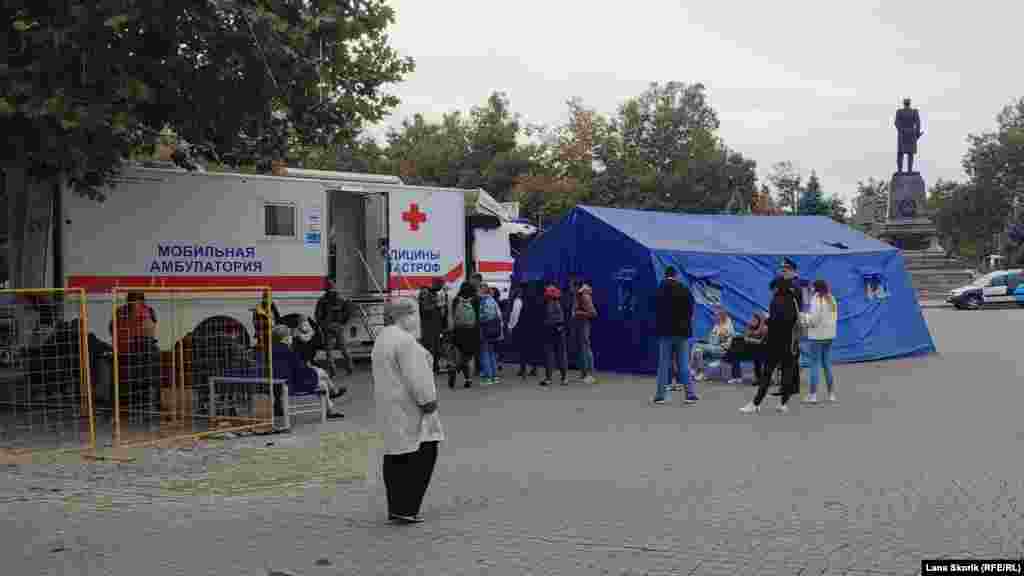 На площади Нахимова работает мобильный пункт вакцинации от коронавируса