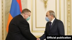 Премьер-министр Армении Никол Пашинян (справа) и заместитель председателя правительства Российской Федерации Алексей Оверчук