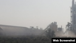 Дым над заводом «Гежуба Шиели цемент» в Кызылординской области. Август 2021 года