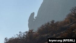 Скала Лягушка в ноябрьской дымке | Крымское фото дня