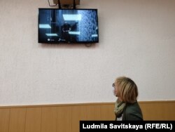 Ирина Милушкина смотрит на сына в камере
