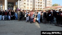 هزاران تن برای دریافت پاسپورت به دفتر مرکزی در کابل و ادارات توزیع پاسپورت در ولایات مراجعه کردند