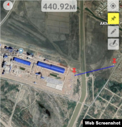 Google-карта показывает, что расстояние между заводом «Гежуба Шиели цемент» и селом Шегена Кодаманова составляет 440 метров