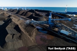 A coal stacker in Russia’s Far East prepares shipments to customers in China, South Korea, Japan, and elsewhere in Asia.