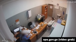 Михаил Саакашвили находится в медицинском кабинете тюрьмы (кадр из видеоролика Пенитенциарной службой Министерства юстиции)