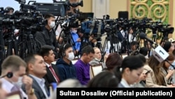 Кыргызстандык журналисттер маалымат жыйында. 