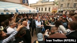 Уладзімір Жырыноўскі наведвае лягер пратэстоўцаў на Арбаце, 19 траўня, 2012