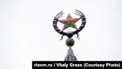 Раскрашенная звезда на шпиле дома №48 по улице 25 Октября в центре Воронежа
