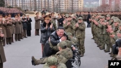 12 желтоқсан, 2025 жыл. Ким Чен Ын Курск облысынан оралған солтүстіккореялық сарбаздарды құшақтап тұр.