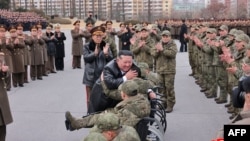 Северокорейский диктатор Ким Чен Ын приветствует ставших инвалидами солдат 528-го инженерного полка Корейской Народной Армии, вернувшихся из "зарубежной командировки в Курскую область России". Пхеньян, 12 декабря 2025 года