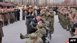 Північнокорейський лідер Кім Чен Ин вітає солдатів 528-го інженерного полку Корейської народної армії, які стали інвалідами і повернулися з «закордонного відрядження в Курську область Росії», Пхеньян, 12 грудня 2025 року