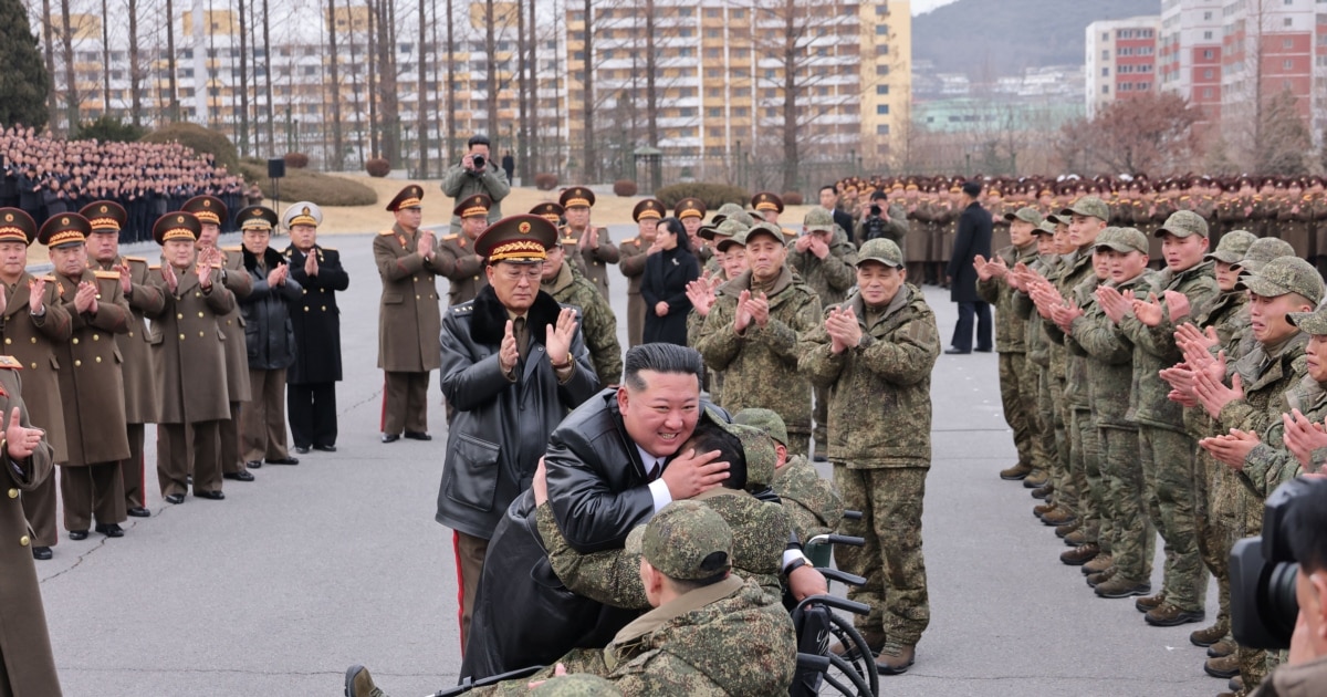 Kim Jong Un lartëson trupat koreanoveriore pas kthimit nga misioni në Rusi