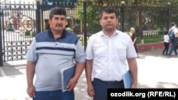 Адвокат Умид Давлетов (ўнгда) ва журналист Ғайрат Бобожонов Олий суд биноси олдида. Тошкент, 2019, 16 май.