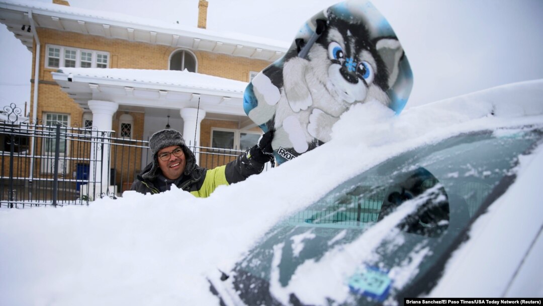 Skidanje snijega sa automobila u El Pasu, Teksas (14. februar)