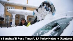 Skidanje snijega sa automobila u El Pasu, Teksas (14. februar)