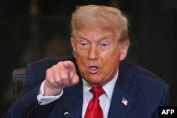 Президент США Дональд Трамп виступає під час багатостороннього обіду з африканськими лідерами, які приїхали з візитом, у державній їдальні Білого дому у Вашингтоні, округ Колумбія, 9 липня 2025 року