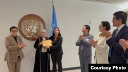 Бүбүсара Рыскуловага эстелик белгисин тапшыруу. Нью-Йорк, 2026-жылдын 13-марты.