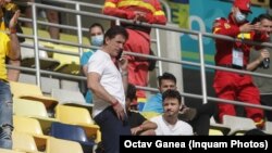 „Dacă nu mai suportă ce e în tribune, atunci să nu mai facă sport de performanţă", spune Gică Popescu. (Foto: 21 iunie, meciul Ucraina - Austria pe Arena Națională)