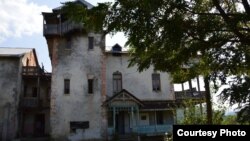Здание, находящееся на краю села Гарикула, кажется, спряталось от посторонних глаз. Но, разглядев, забыть его невозможно