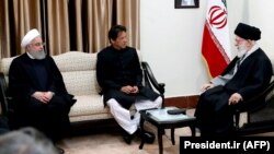 د ایران ولسمشر حسن روحاني او د دې هېواد ستر مذهبي مشر ایت الله علي خامنه اي له عمران خان سره د لیدنې په حال کې