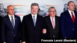 Premierul moldovean Pavel Filip, președintele ucrainean în exercițiu Petro Poroşenko, președintele Comisiei Europene, Jean-Claude Juncker şi premierul georgian Mamuka Bakhtadze pozează la summit-ul Parteneriatului Estic de la Bruxelles