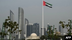 د متحده عربي اماراتو په مرکز ابوظبۍ کې پر یوې ودانۍ د هېواد بیرغ رپېږي - انځور له ارشیفه. 