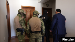 Իրավապահները Լևոն Քոչարյանի բնակարանի մոտ, 25-ը օգոստոսի, 2026թ.