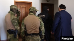 Афсарони Хадамоти амнияти миллии Арманистон дар назди хонаи Левон Кочарян, 25-уми августи 2026